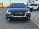 Used 2025 Chrysler Pacifica Select image 2
