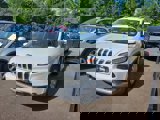 Used 2017 Jeep Cherokee Limited image 2