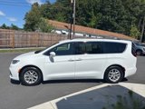 Used 2022 Chrysler Pacifica Touring-L image 4