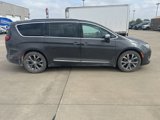 Used 2017 Chrysler Pacifica Limited image 2