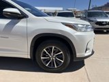 Used 2017 Toyota Highlander XLE image 4