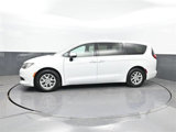 Used 2017 Chrysler Pacifica Touring image 2
