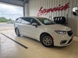 Used 2023 Chrysler Pacifica Touring-L image 2