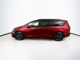 Used 2021 Chrysler Pacifica Limited w/ Uconnect Theater Family Group image 4