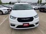 Used 2023 Chrysler Pacifica Touring-L image 2