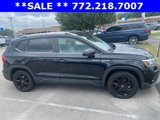 Certified 2022 Volkswagen Taos SE w/ Panoramic Sunroof Package image 3