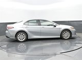 Used 2018 Toyota Camry LE image 2
