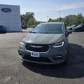 Used 2022 Chrysler Pacifica Touring-L w/ Uconnect Theater Family Group image 2