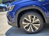Certified 2024 Volkswagen Taos SE image 6