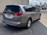 Used 2017 Chrysler Pacifica Touring-L image 3