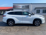 Used 2023 Toyota Highlander XLE image 2