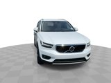 Used 2022 Volvo XC40 T5 Momentum image 3