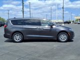 Used 2023 Chrysler Pacifica Touring-L image 3