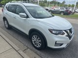 Used 2017 Nissan Rogue SV image 2