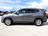 Used 2017 Nissan Rogue SV image 3