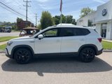 Certified 2022 Volkswagen Taos SE w/ Panoramic Sunroof Package image 3