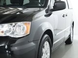 Used 2016 Chrysler Town & Country Touring image 4