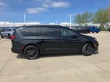 Used 2021 Chrysler Pacifica Limited w/ Uconnect Theater Family Group image 5
