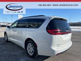 Used 2022 Chrysler Pacifica Touring-L image 4
