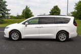 Used 2022 Chrysler Pacifica Touring-L w/ Uconnect Theater Family Group image 4