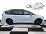 Used 2018 Chrysler Pacifica Touring-L w/ Advanced Safetytec Group image 4
