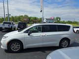 Used 2024 Chrysler Pacifica Touring-L image 5