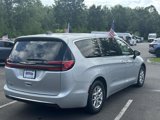Used 2023 Chrysler Pacifica Touring-L image 5