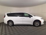 New 2025 Chrysler Pacifica Select image 3