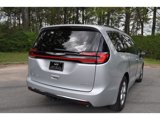 Used 2023 Chrysler Pacifica Limited w/ Uconnect Theater Family Group image 3