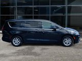 Used 2023 Chrysler Pacifica Touring-L image 4