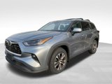 Used 2022 Toyota Highlander XLE image 3