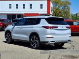 Used 2022 Mitsubishi Outlander SE image 2