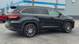 Used 2017 Toyota Highlander SE image 2
