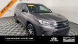 Used 2017 Toyota Highlander SE image 3