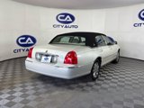 Used 2005 Lincoln Town Car Signature Limited image 4
