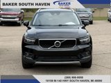 Used 2022 Volvo XC40 T4 Momentum image 2