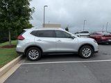 Used 2017 Nissan Rogue SV image 2