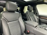 Used 2025 Land Rover Discovery Dynamic SE image 4
