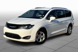 Used 2017 Chrysler Pacifica Touring-L Plus image 2