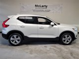 Used 2021 Volvo XC40 T4 Momentum image 2