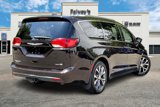 Used 2017 Chrysler Pacifica Limited image 2