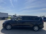 Used 2022 Chrysler Pacifica Touring-L image 6
