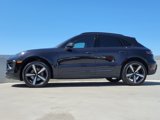 Certified 2022 Porsche Macan image 2