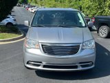 Used 2016 Chrysler Town & Country Touring image 3