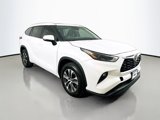 Used 2023 Toyota Highlander XLE image 3