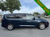 Used 2023 Chrysler Pacifica Touring-L image 2