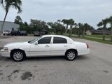 Used 2008 Lincoln Town Car Signature image 3