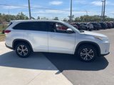 Used 2017 Toyota Highlander LE image 4