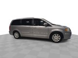 Used 2016 Chrysler Town & Country Touring image 4
