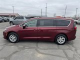 Used 2017 Chrysler Pacifica Touring image 4